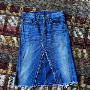 6397 The News: “loose skinny”, midi frayed jean skirt size 28